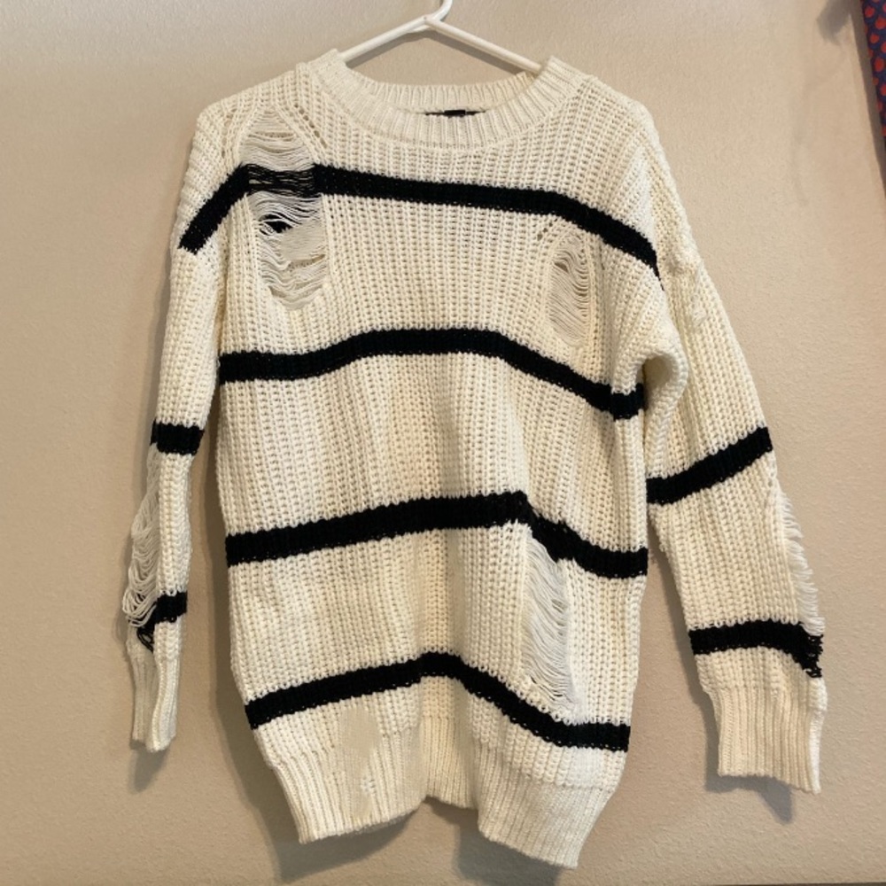 FOREVER 21 BLACK WHITE STRIPED SWEATER